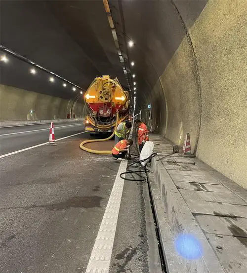 凤翔隧道排水渠清淤